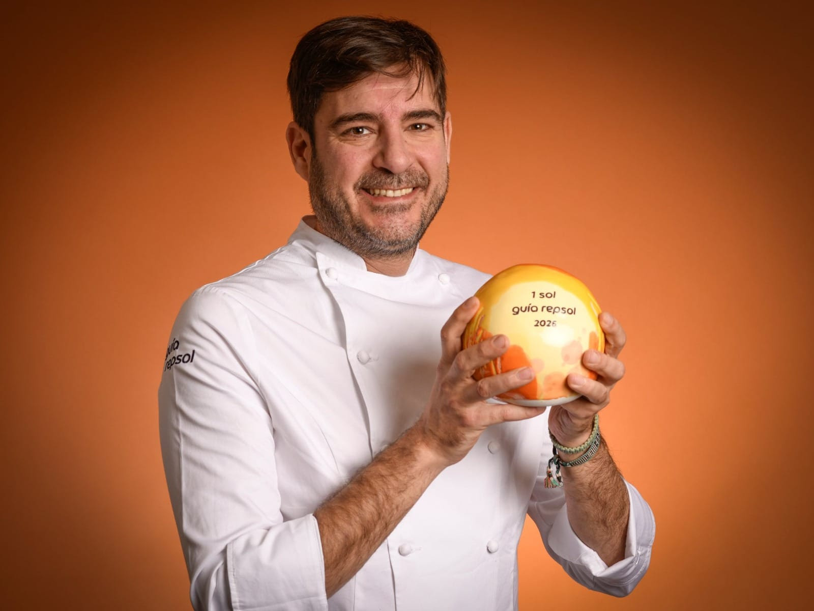Chef-Javi-Muñoz-sostiene-sol-Repsol