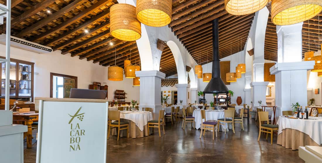 Comedor del restaurante La Carboná, una antigua bodega en el centro de Jerez de la Frontera
