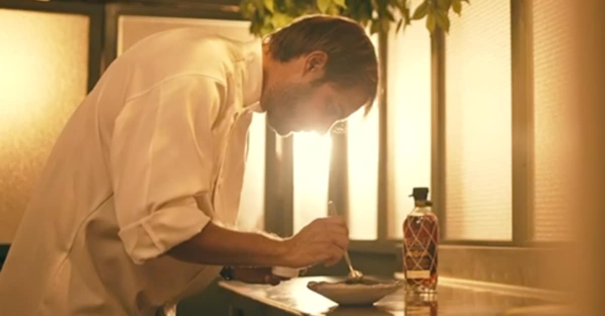 Javier Muñoz, el Chef del Sherry, emplatando en La Carboná junto a una botella de vino de Jerez