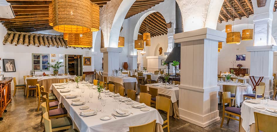 Comedor de La Carboná, restaurante en una antigua bodega de Jerez de la Frontera
